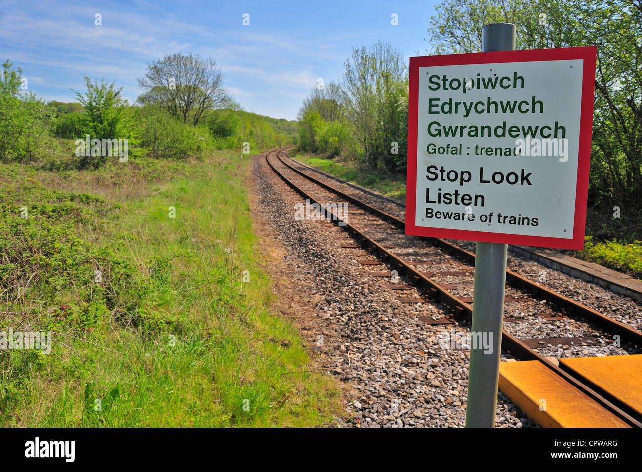 Incrocio ferroviario cartello di avviso in lingua gallese e inglese Foto Stock