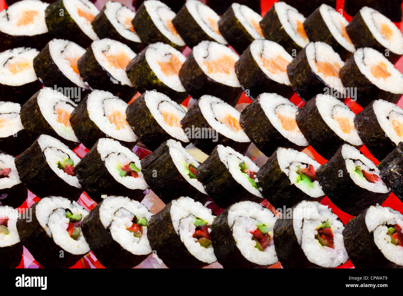 Cucina giapponese tradizionale- rotoli di sushi servita a una festa Foto Stock