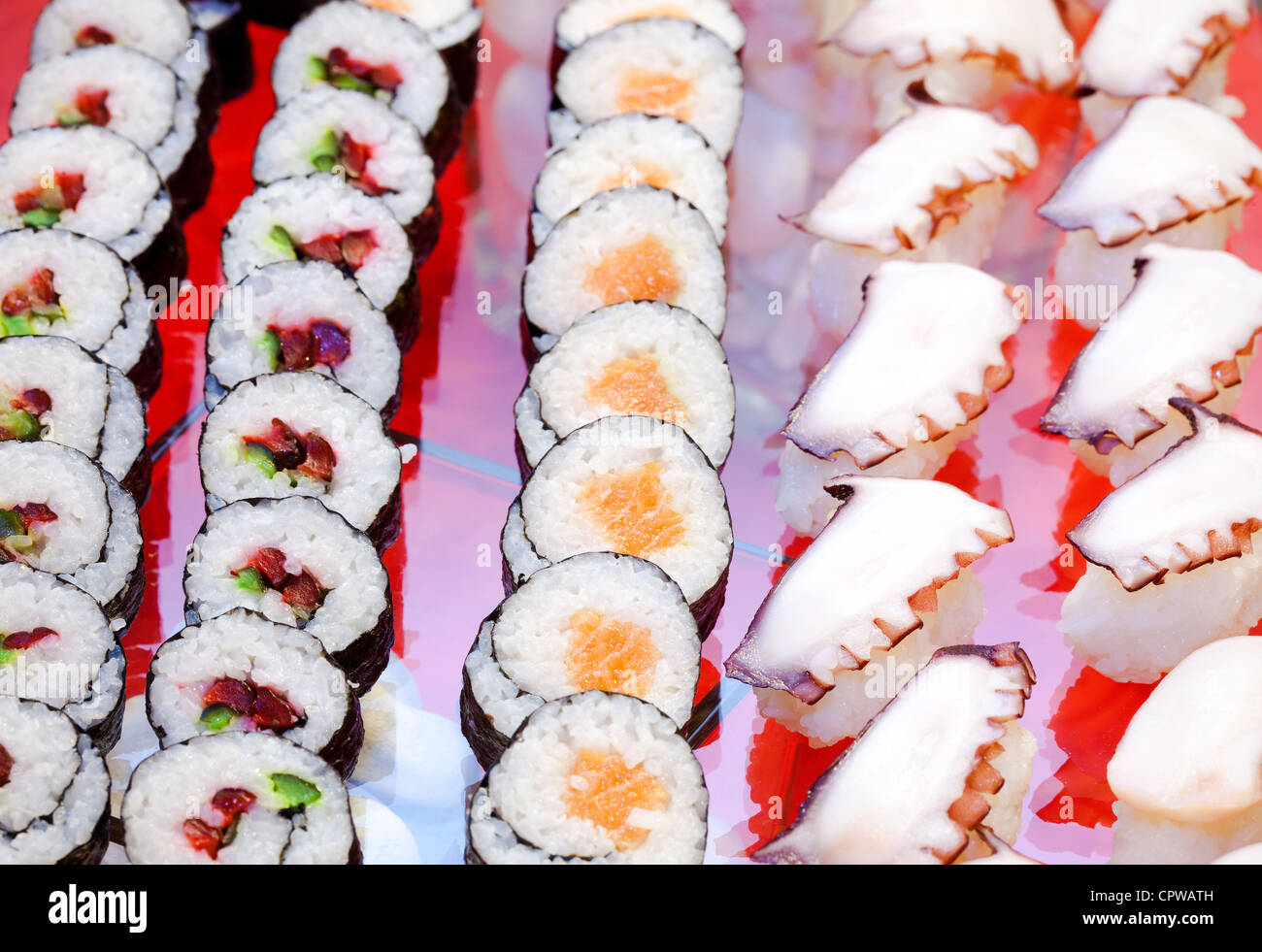 Cucina giapponese tradizionale- rotoli di sushi servita a una festa Foto Stock