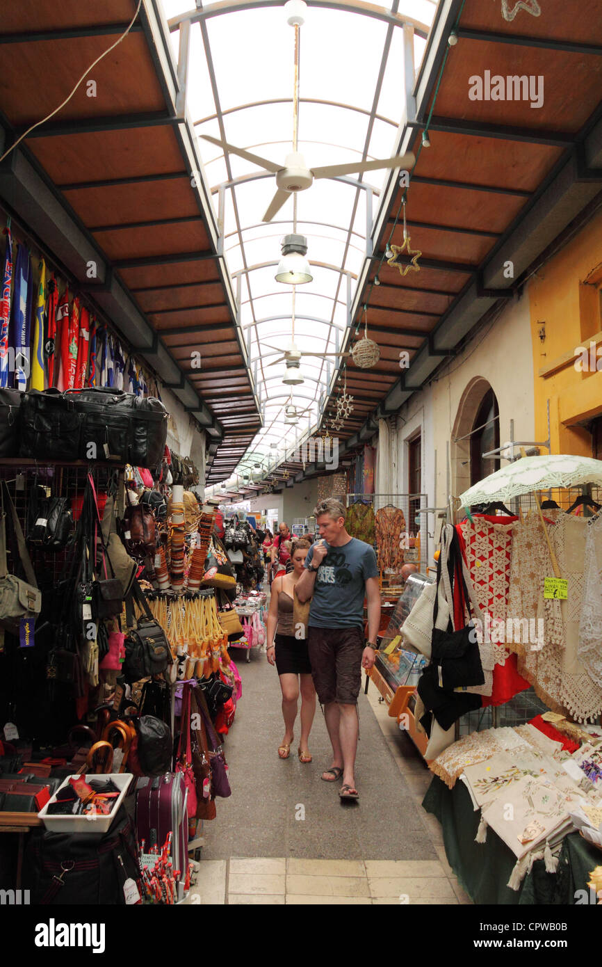 I turisti nel mercato comunale in Paphos, Cipro Foto Stock
