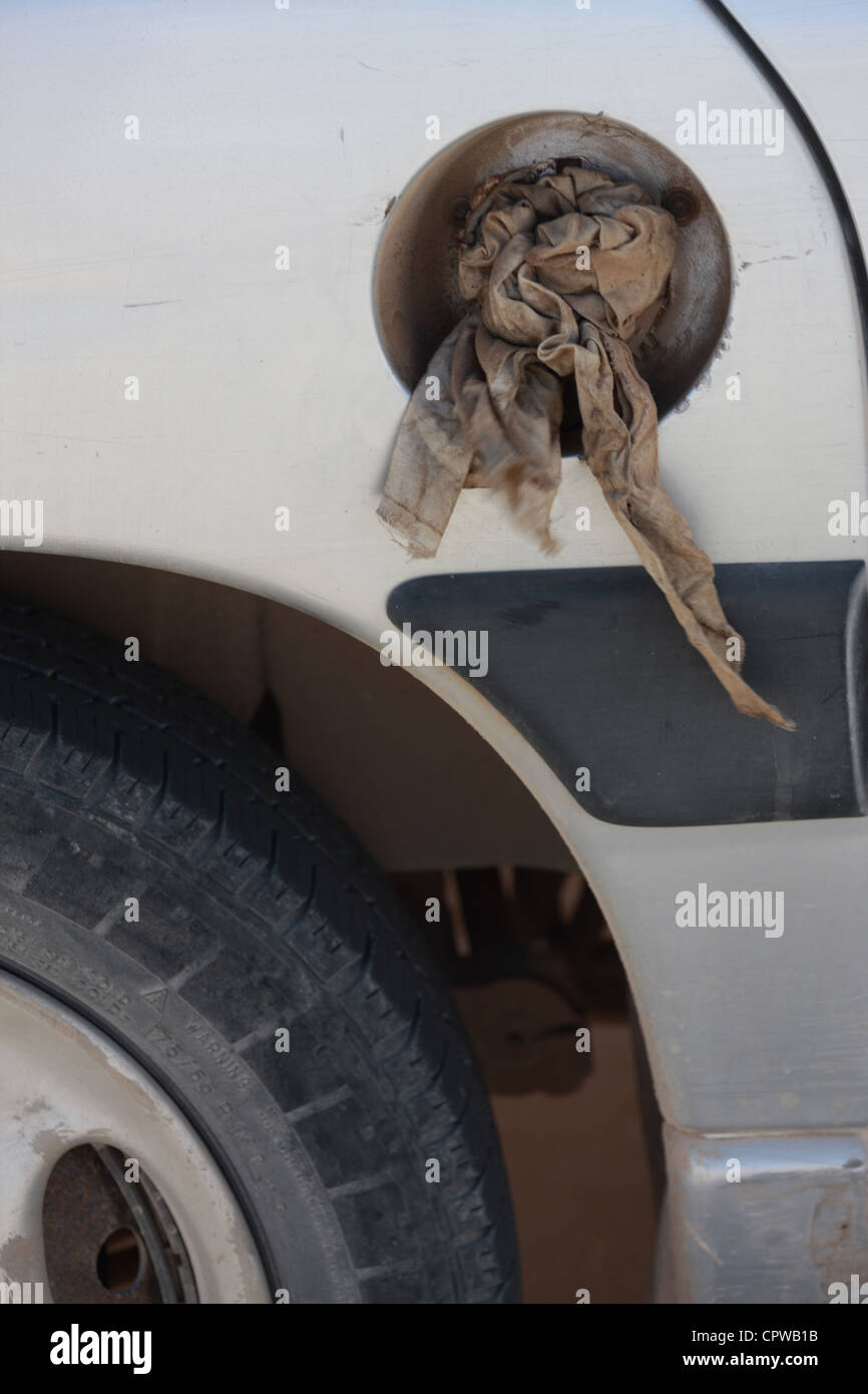 Mallorca, 20120528, Auto ohne Tankdeckel, Abdichtung Mit einem Lappen Foto Stock