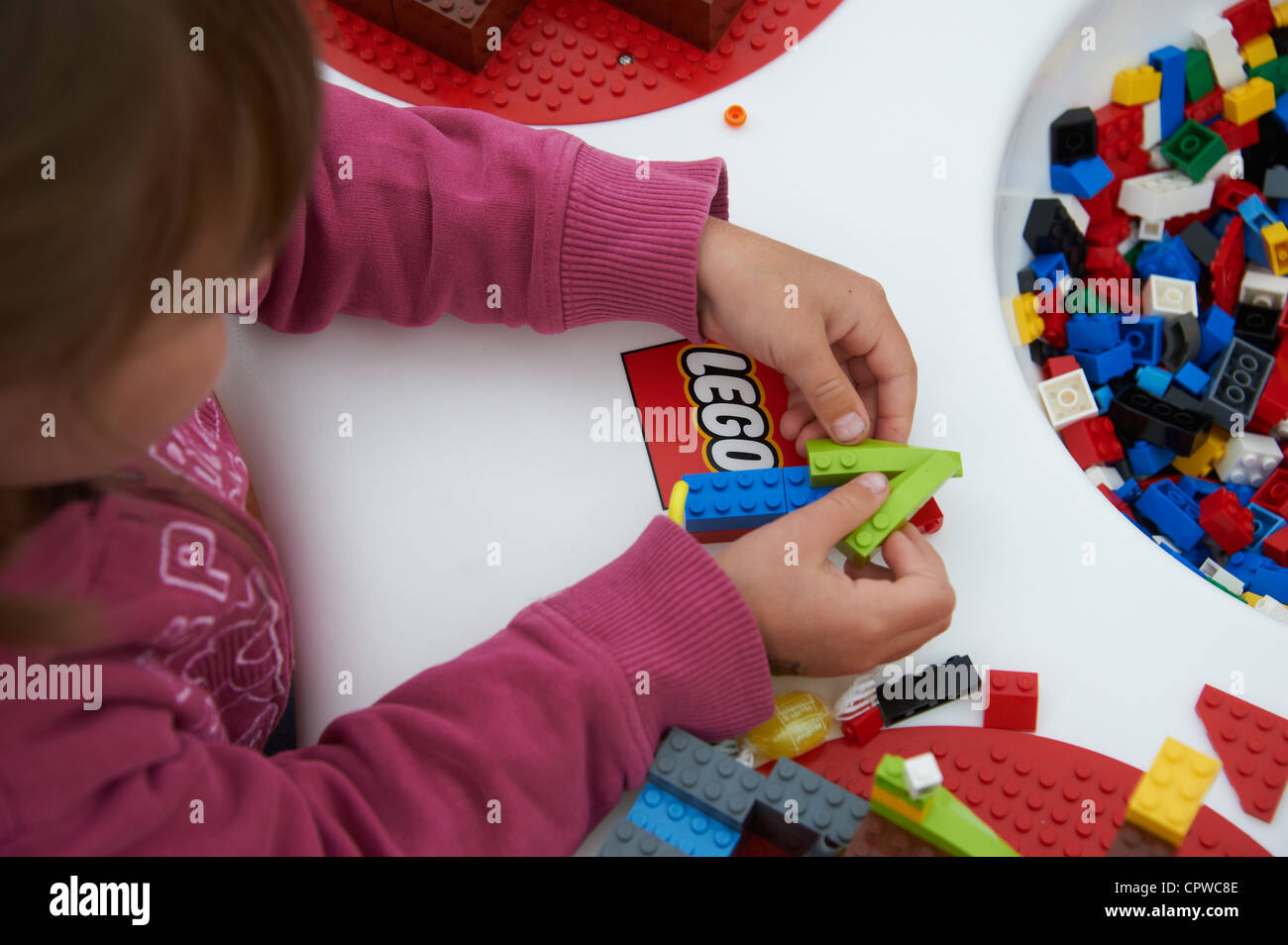 Little boy gioca a colori Lego set sul tavolo. Formazione e