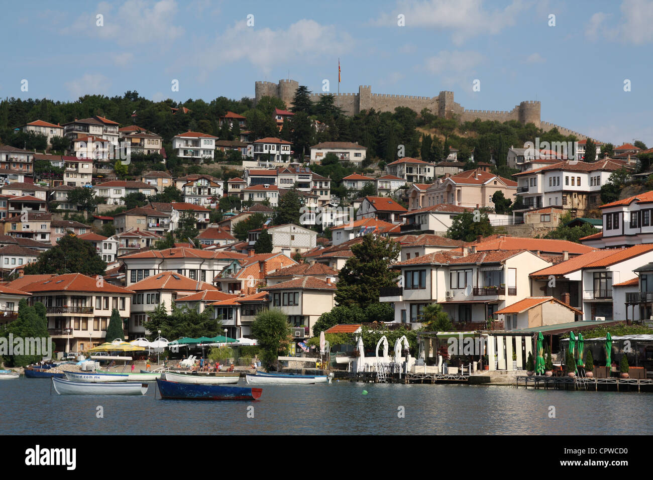Samuel della fortezza a Ohrid, case unifamiliari in città, il lago di Ohrid e barche. Spiaggia. Foto Stock