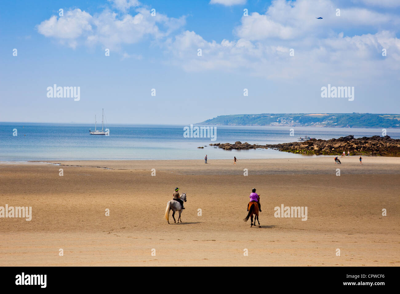 I piloti a cavallo sulla spiaggia di Mount's Bay a Marazion Cornwall Inghilterra REGNO UNITO Foto Stock