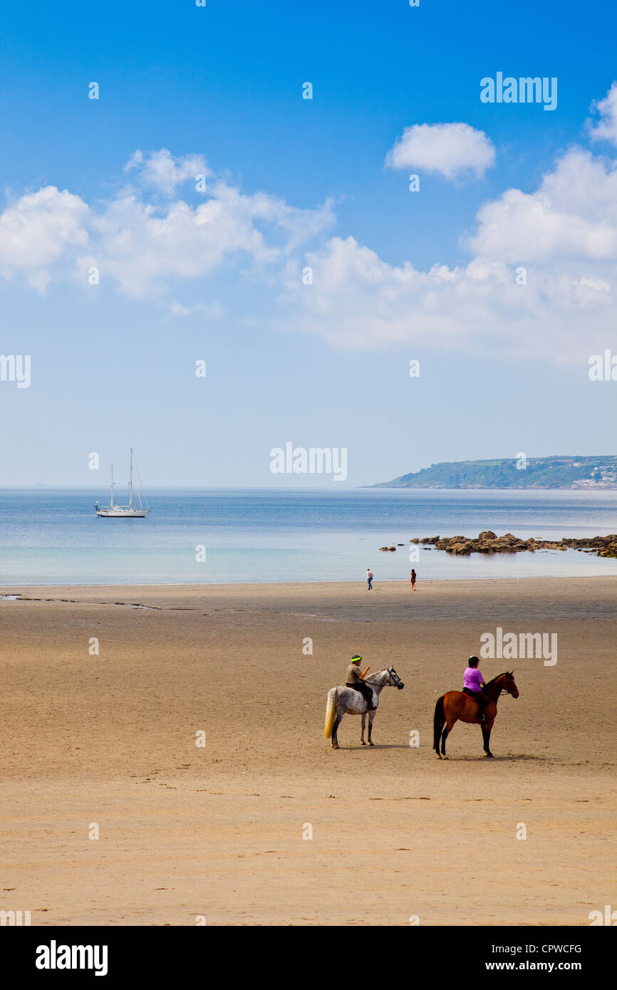 I piloti a cavallo sulla spiaggia di Mount's Bay a Marazion Cornwall Inghilterra REGNO UNITO Foto Stock