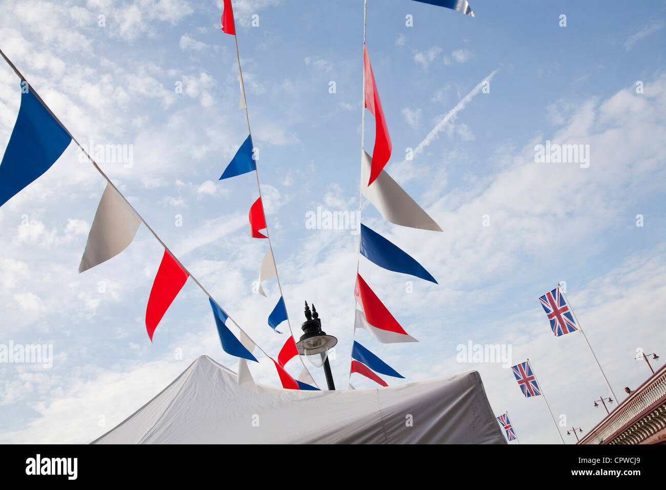 Londra giubileo bunting, bandiere e South Bank riverside lampione e Blackfriars bridge. Foto Stock