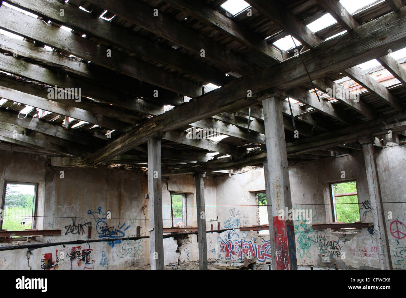 Demolizione di abbandonare il vecchio stabilimento industriale di magazzino Foto Stock