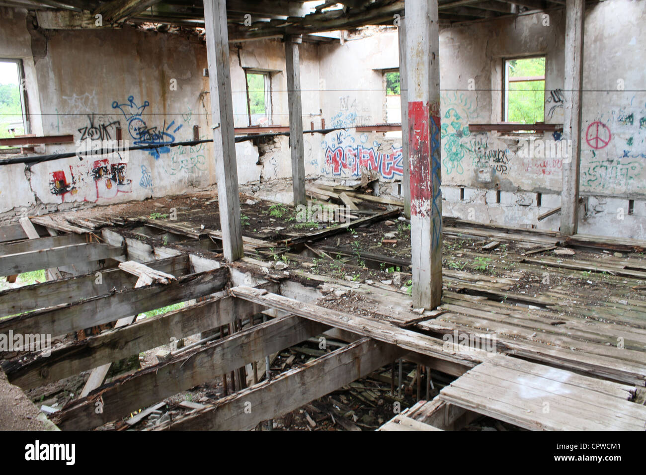 Esposti trave in legno edificio abbandonato interno Foto Stock