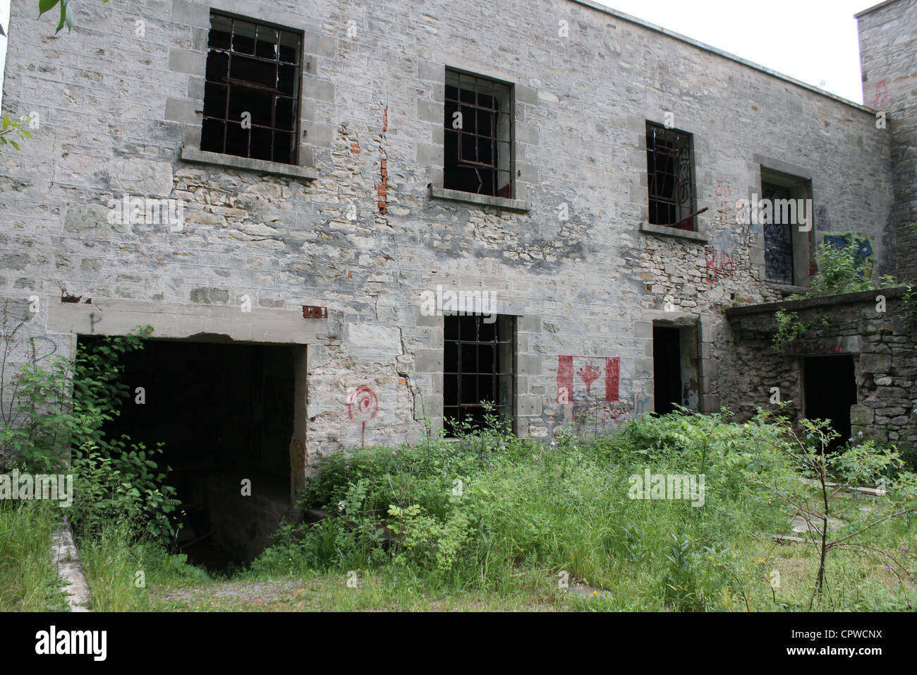 Demolizione di abbandonare la fabbrica vuota del magazzino di fabbrica Foto Stock