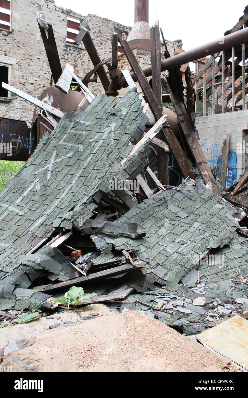 Demolizione di magazzino sul tetto di fabbrica diseaster danneggiato Foto Stock