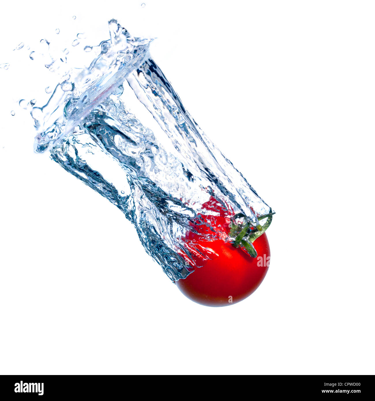 Pomodoro rosso cade sotto l'acqua con un tocco, isolato Foto Stock
