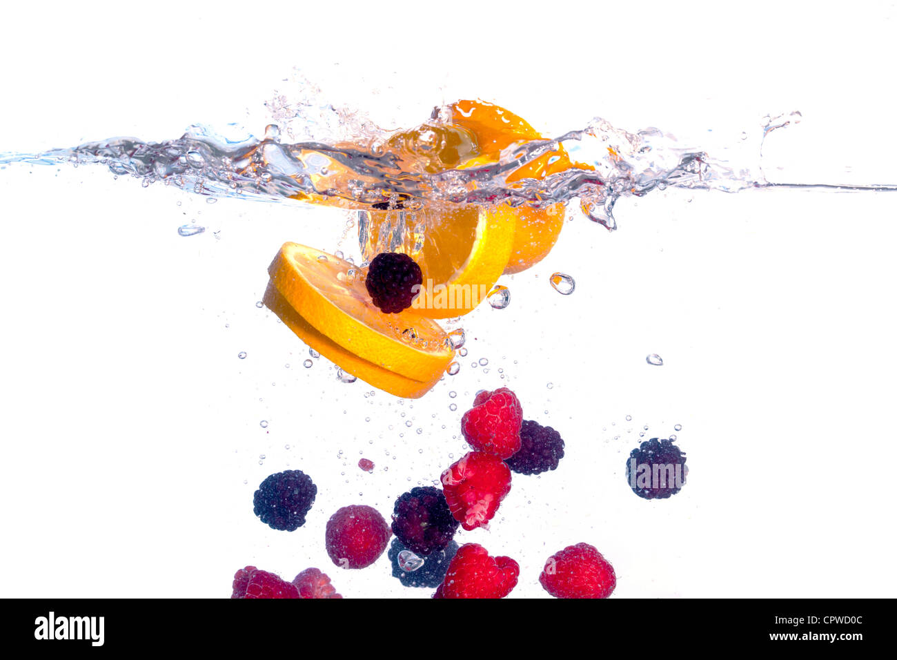 Frutta fresca cade sotto l'acqua con un tocco, isolato Foto Stock