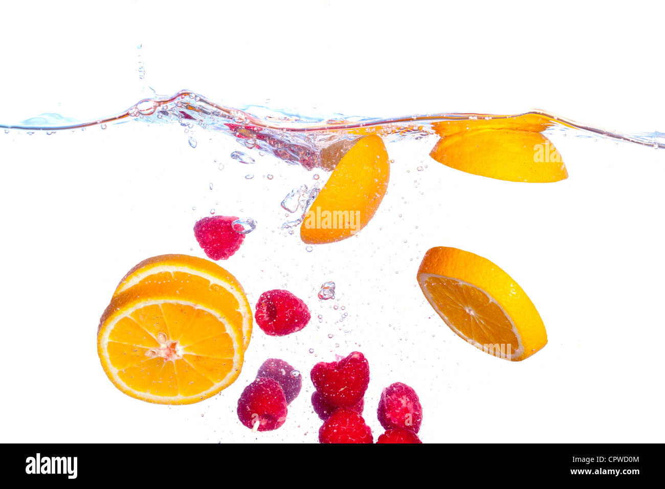 Frutta fresca cade sotto l'acqua con un tocco, isolato Foto Stock