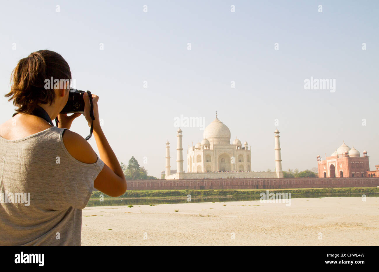 Giovane donna rende la foto del Taj Mahal, Agra, India Foto Stock