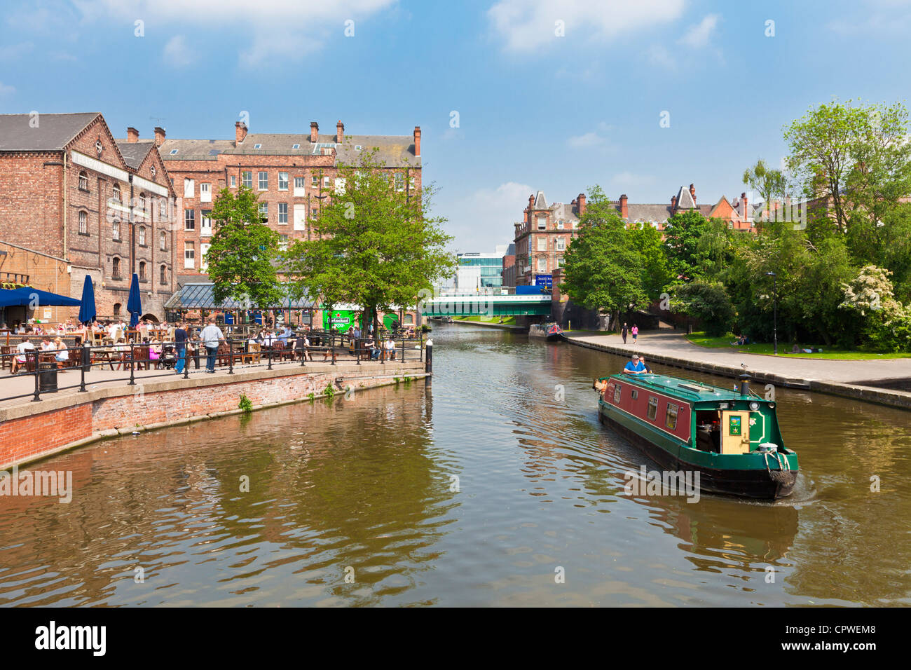Chiatta o barca stretta sul Nottingham canal passando magazzini convertito nel centro della città di Nottingham REGNO UNITO Inghilterra GB EU Europe Foto Stock