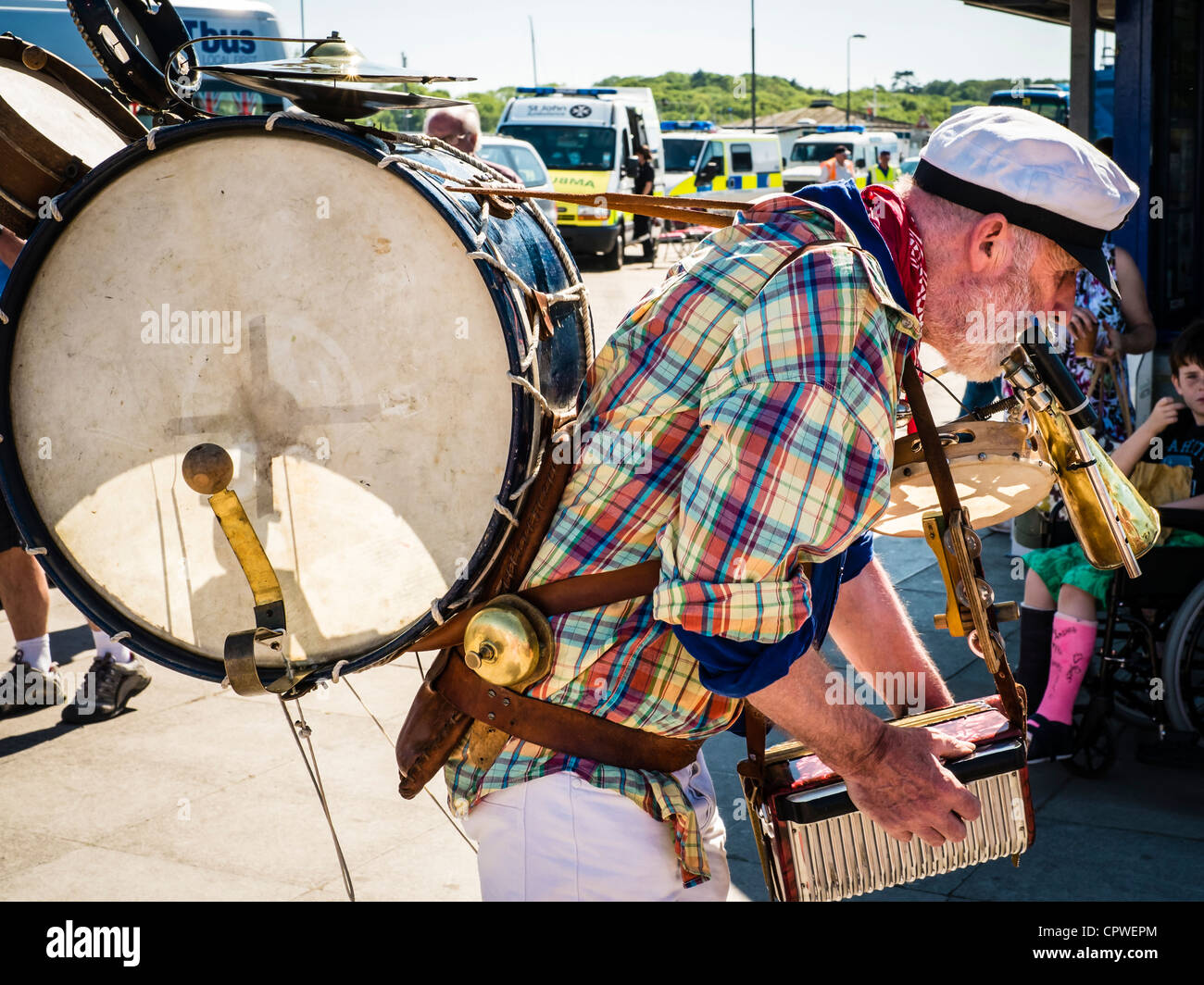 Un 'One Man Band' intrattenere il pubblico presso il vecchio Gaffers Festival a Yarmouth sull'Isola di Wight. Foto Stock