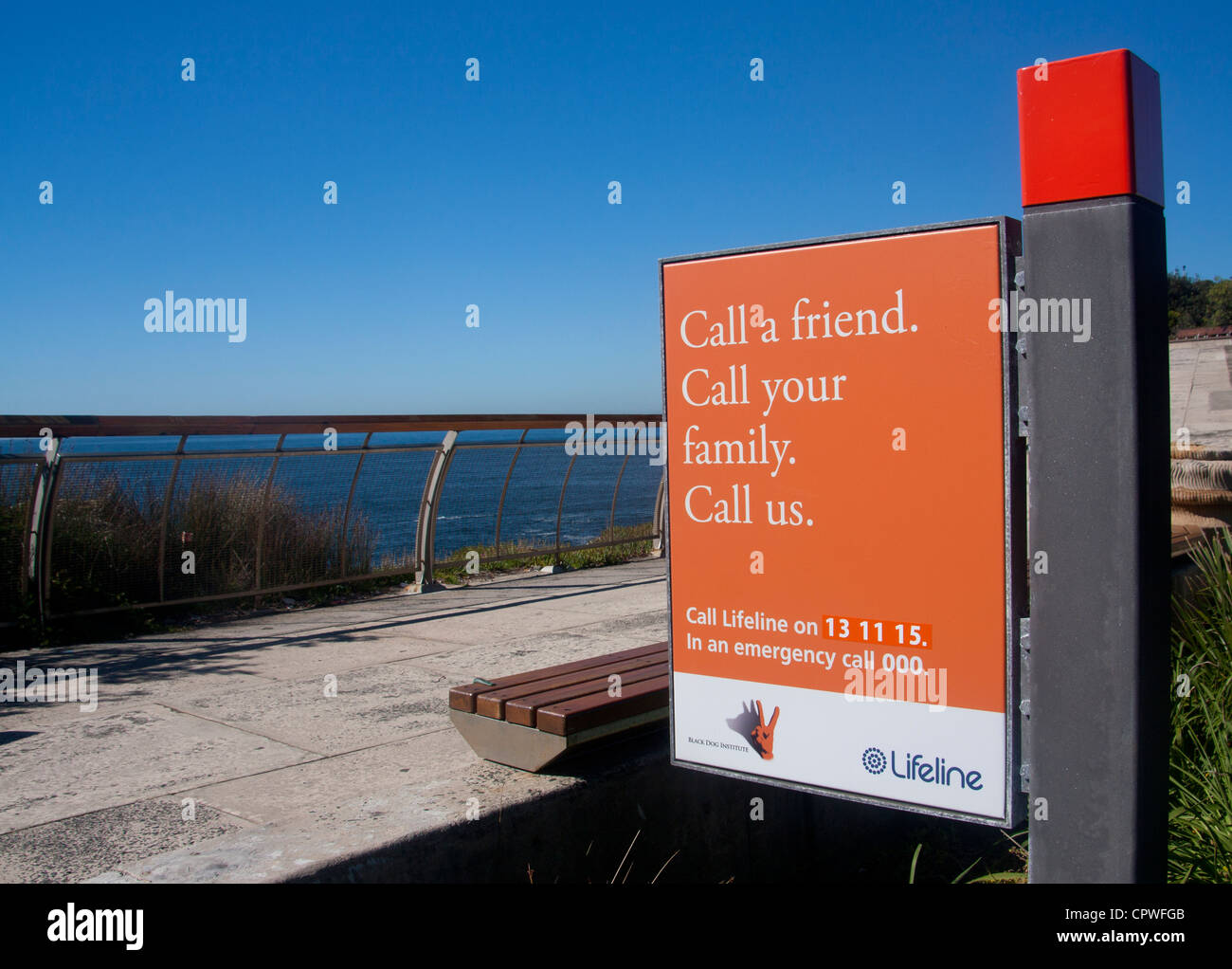 Lifeline segno consigliando di persone per chiamare amici di famiglia o di loro presso il divario di scogliere, un ben noto spot di suicidio Sydney NSW Australia Foto Stock