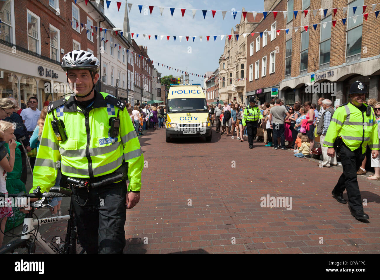 La polizia la preparazione per la sfilata di carnevale attraverso Chichester per celebrare il Giubileo di diamante della regina Elisabetta Foto Stock