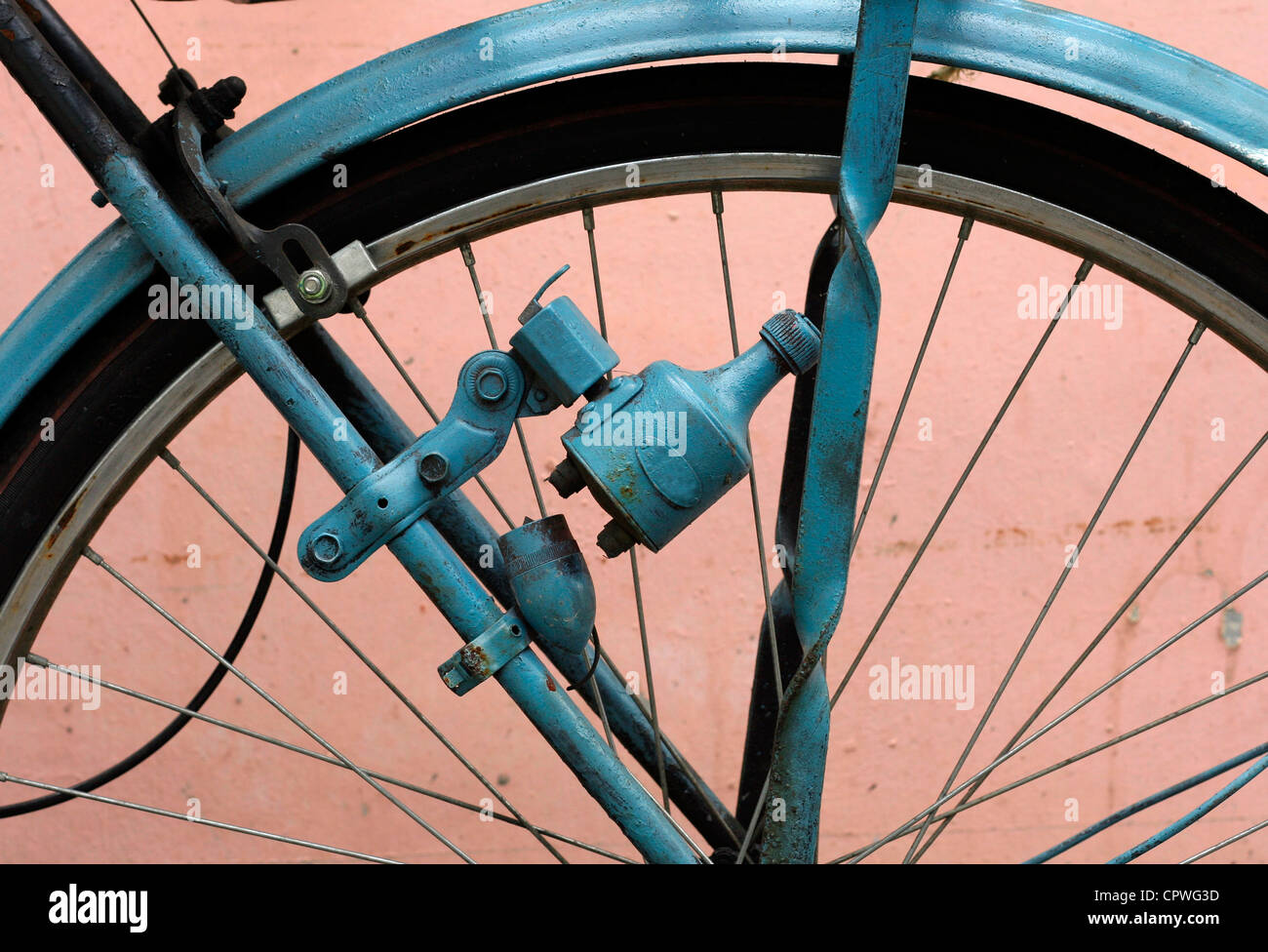 Dinamo di bicicletta vecchia Foto stock - Alamy