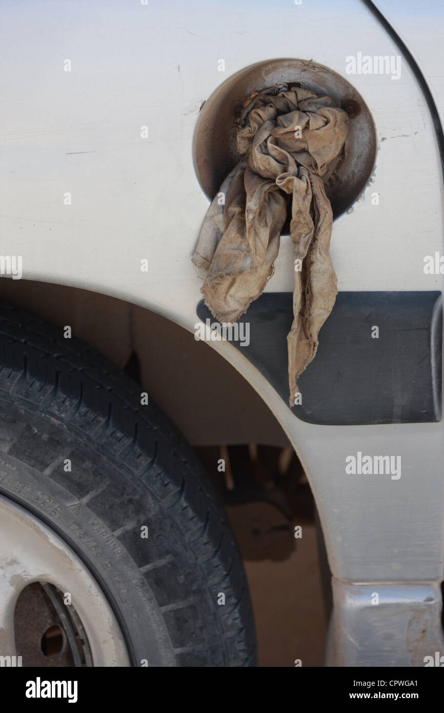 Mallorca, 20120528, Auto ohne Tankdeckel, Abdichtung Mit einem Lappen Foto Stock