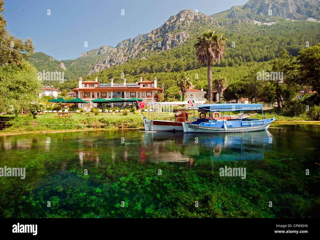 Vista panoramica di Kadınazmağı Creek e ottomano Konak Hotel Akyaka Muğla Turchia Foto Stock