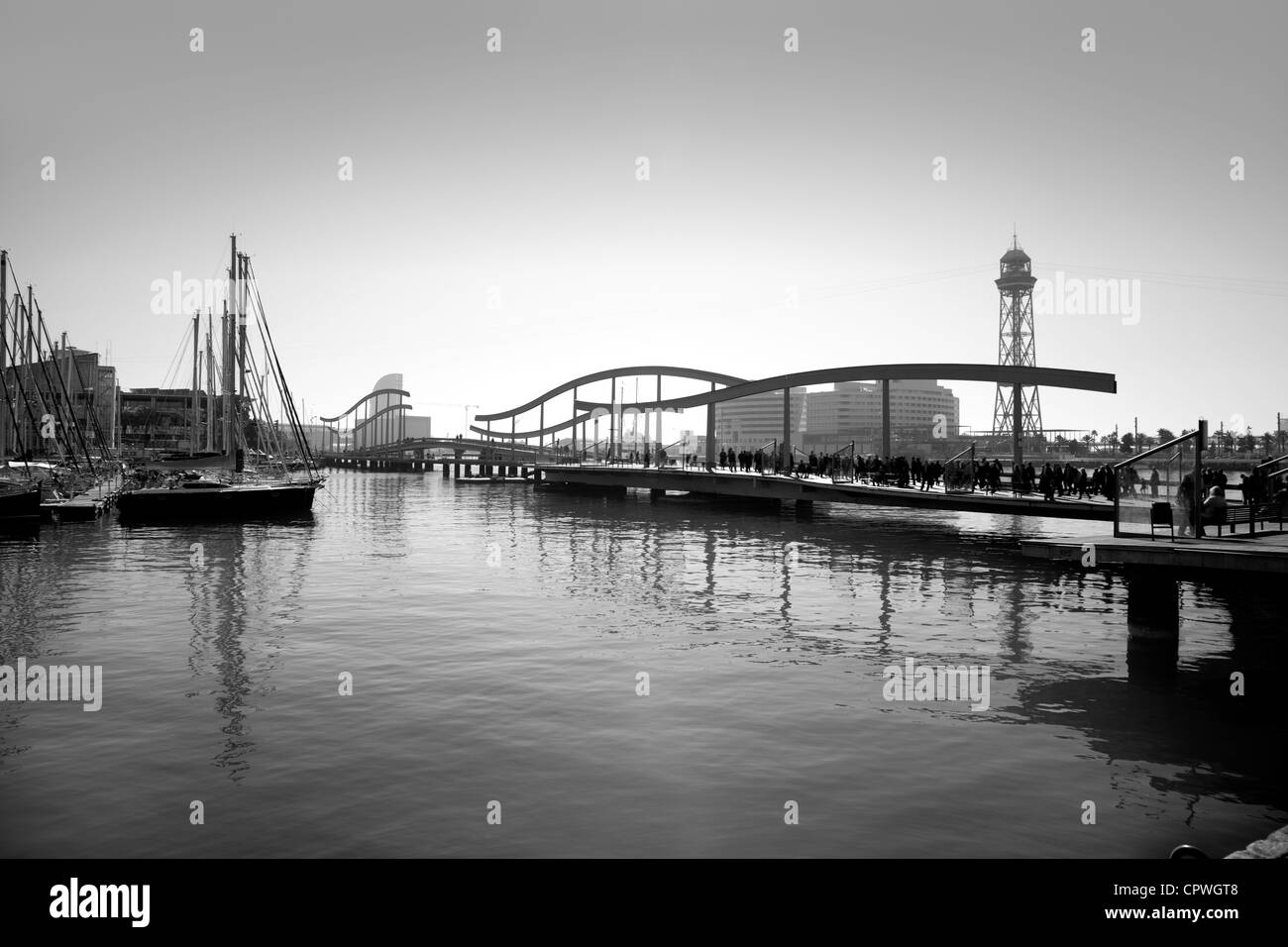 Il porto di Barcellona marina con il ponte e la teleferica tower Foto Stock