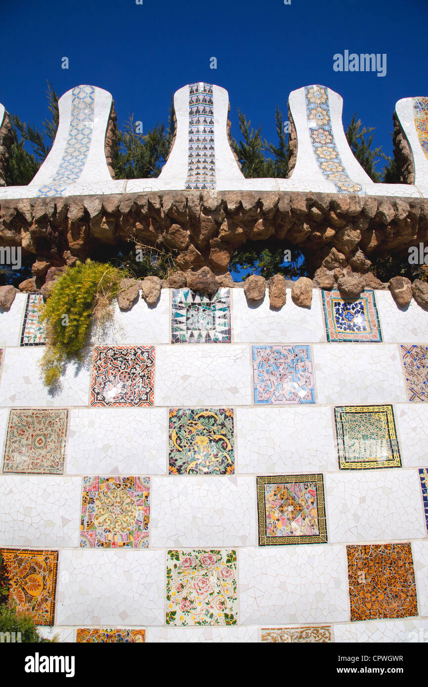 Barcellona Parco Guell di Gaudi modernismo dettagli mosaico Foto Stock