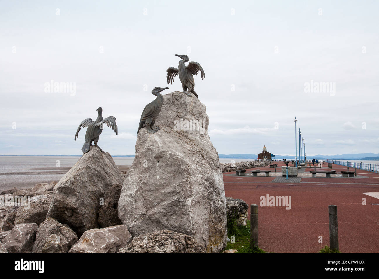 Il molo di pietra nella città balneare di Morecambe in Lancashire, Regno Unito. Le sculture sono di uccelli di mare realizzato in ghisa. Foto Stock