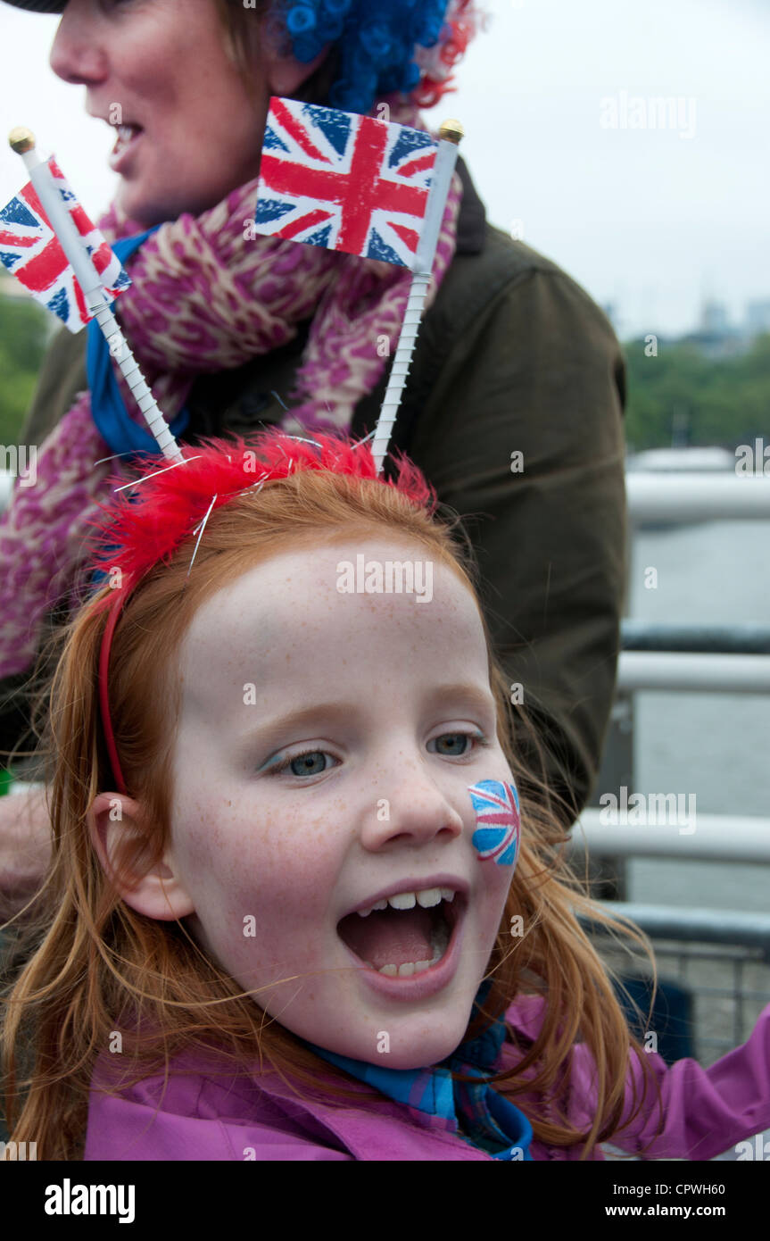 Queen Elizabeth Diamond celebrazioni giubilari.giovane ragazza grida con Union Jack flag su un cerchietto. Foto Stock