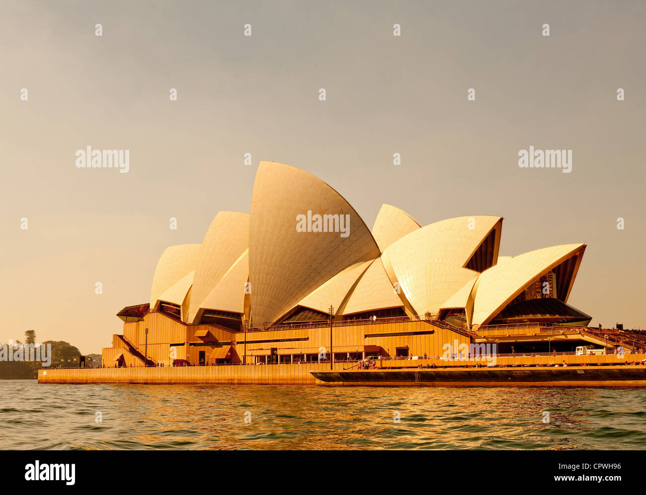 Sydney Opera House visto dal livello del mare nel porto di Sydney Foto Stock