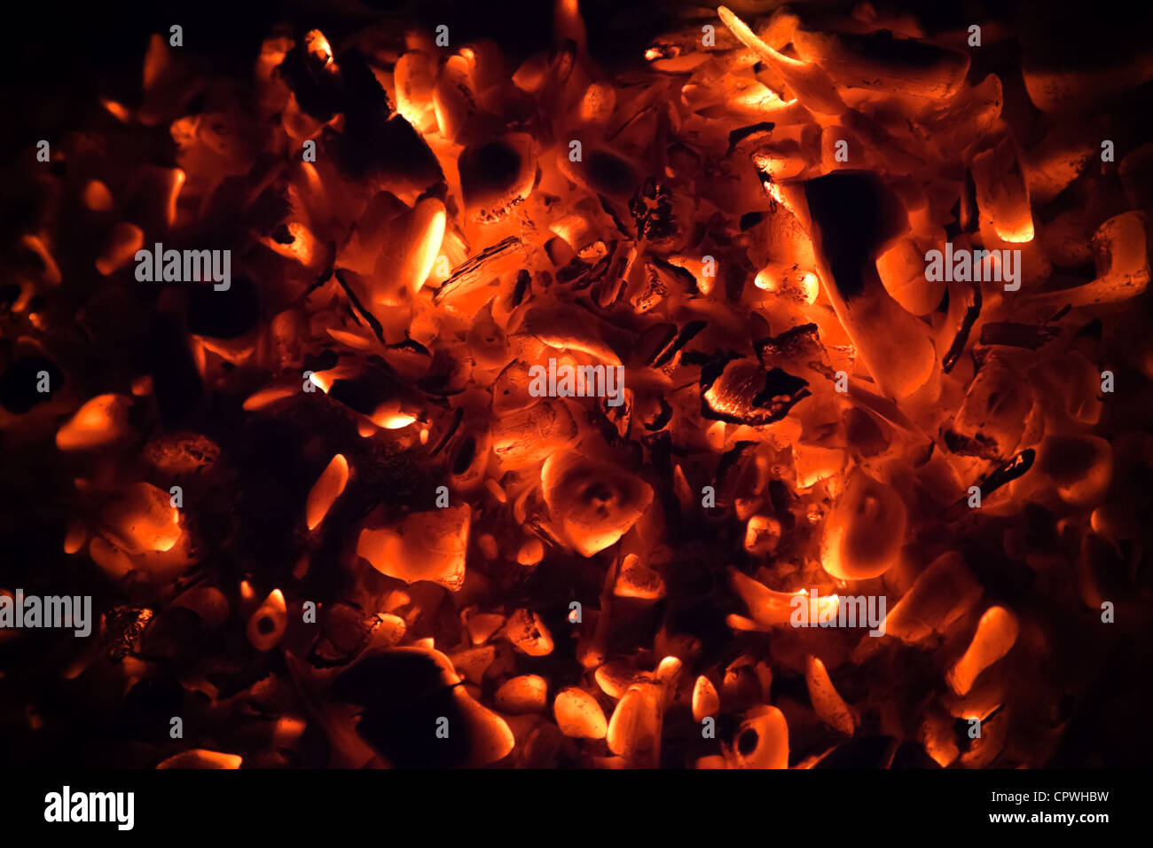 Red carboni ardenti scuro dello sfondo astratto Foto Stock