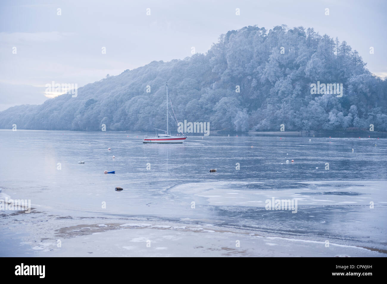 Barca in acqua congelata , Loch Lomond Scozia, Regno Unito Foto Stock