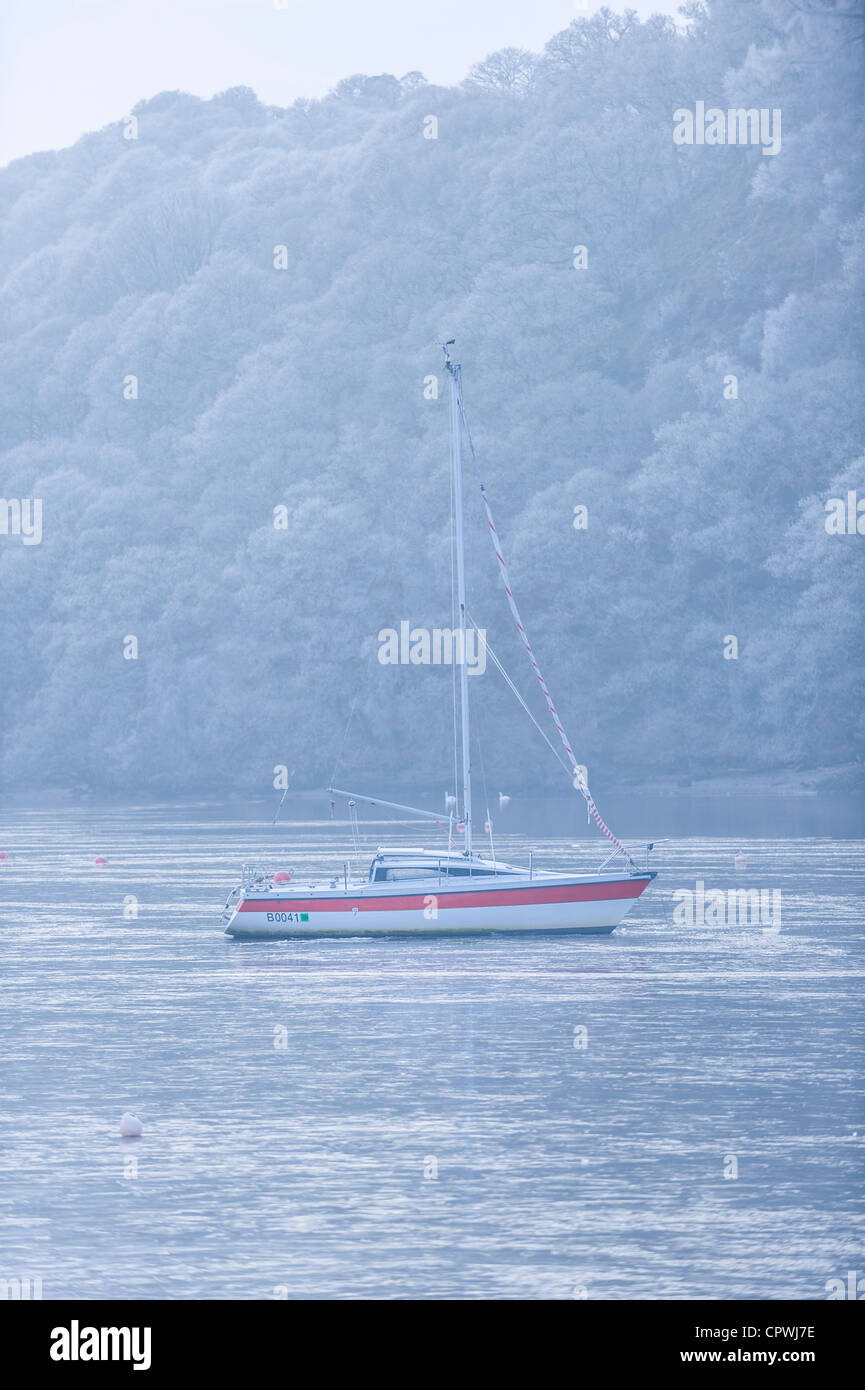 Barca in acqua congelata , Loch Lomond Scozia, Regno Unito Foto Stock