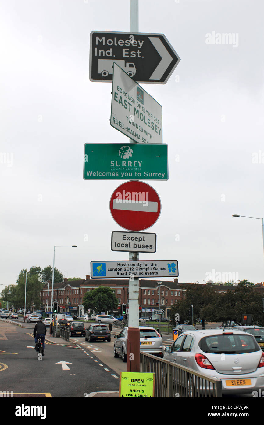 Lampione con molteplici segni vicino a Hampton Court station Surrey in Inghilterra REGNO UNITO Foto Stock