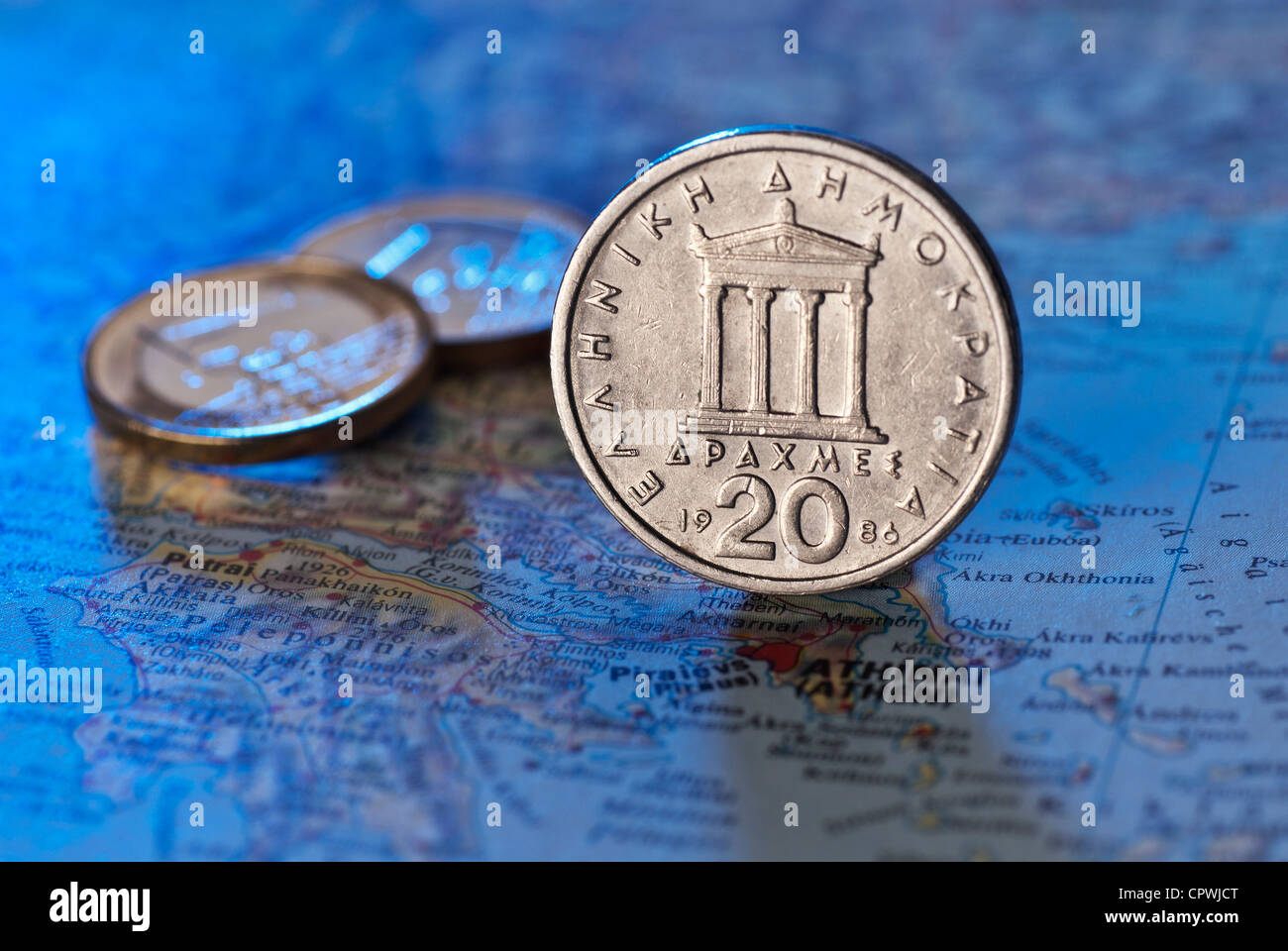 Dracma sorge su una mappa della Grecia. Sullo sfondo sono due monete € visibile. Foto Stock