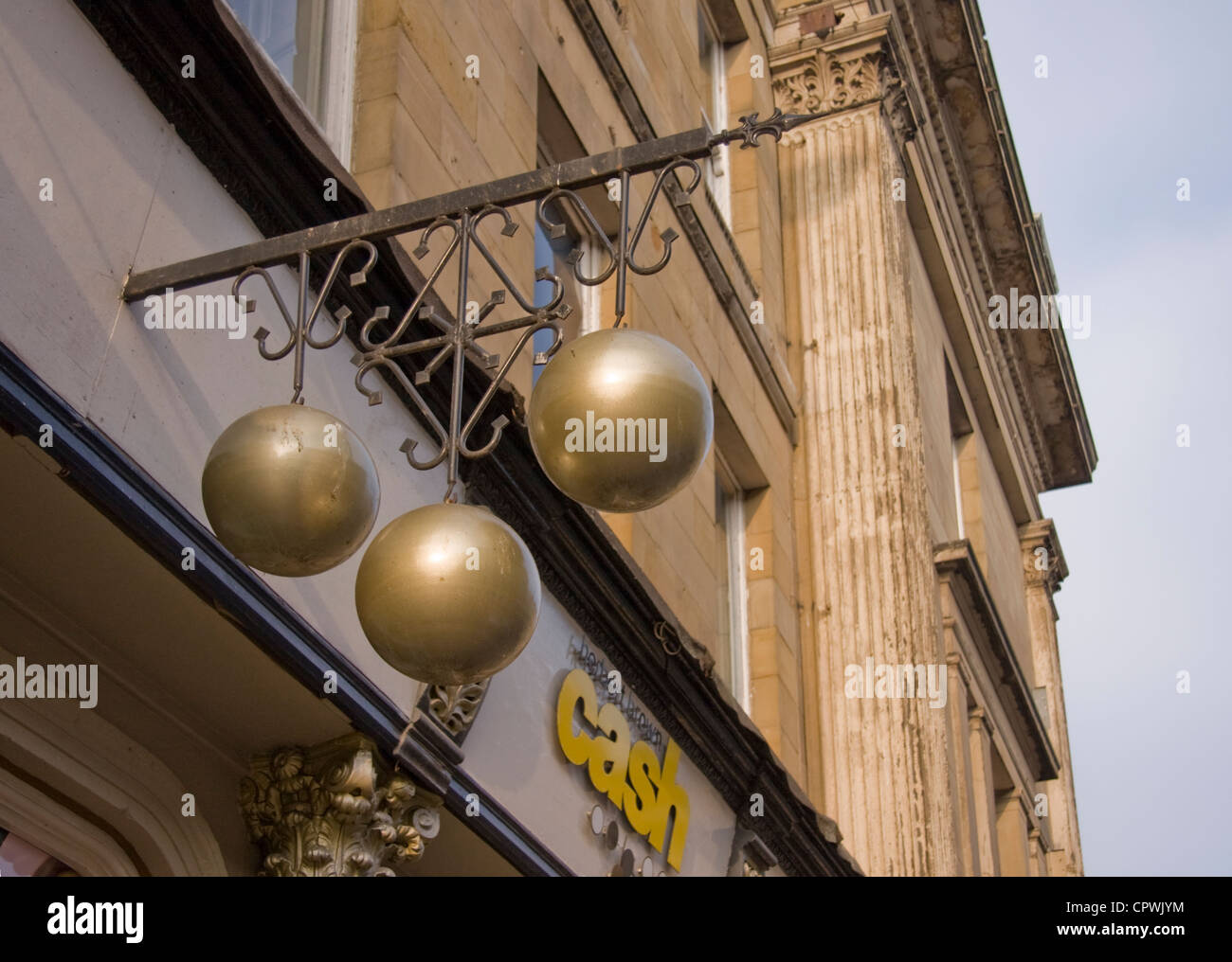 Un pawnbroker's sign in Grainger Street, Newcastle-upon-Tyne Foto Stock