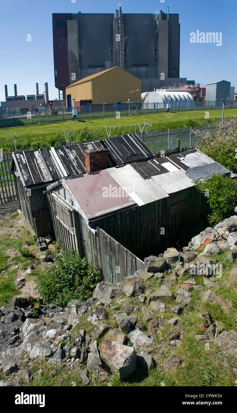 In legno " fishermens baracche lungo il perimetro della recinzione di Hartlepool centrale nucleare. Foto Stock