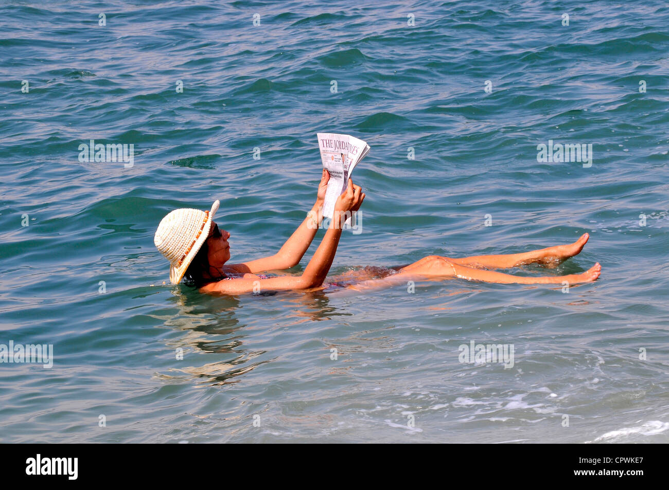 Asia Giordania Mar Morto la salinità è così alta che le persone che vengono a galla facilmente Foto Stock