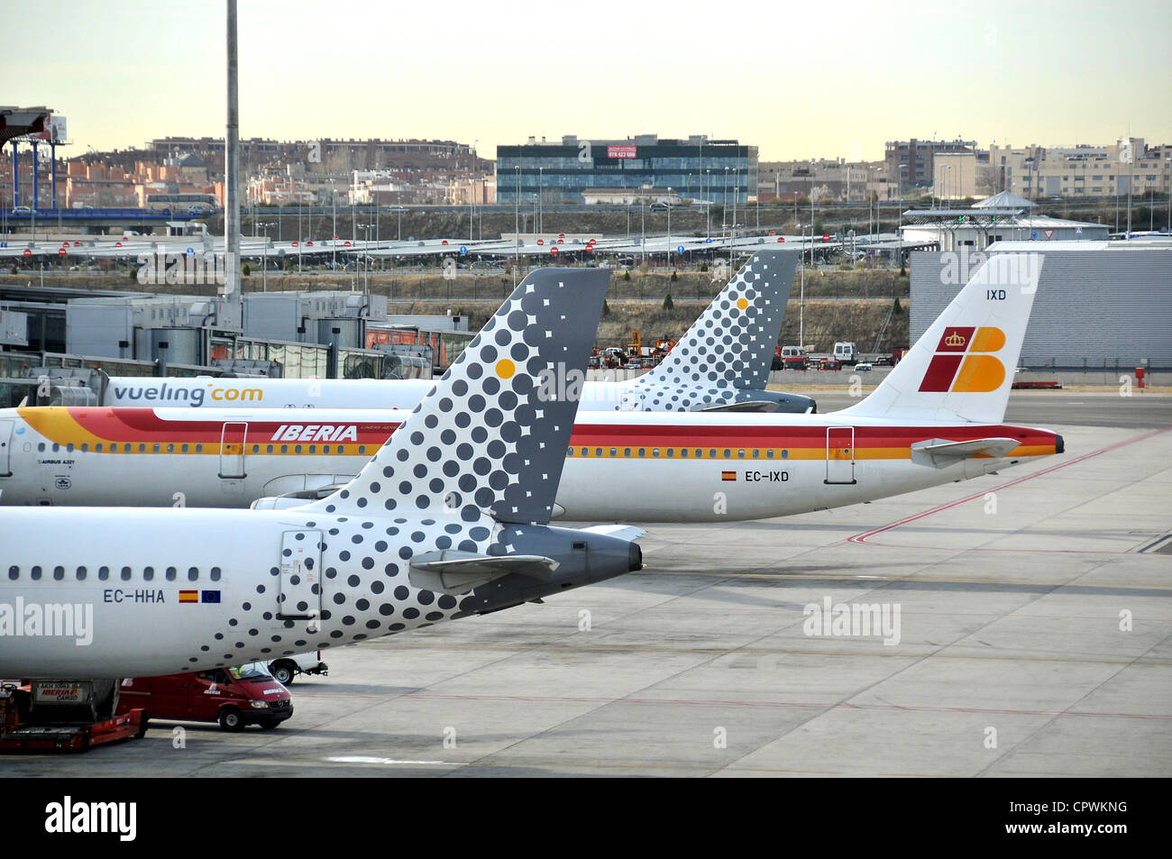 Iberia e Vueling.com aerei Aeroporto Internazionale Barajas Madrid Spagna Foto Stock