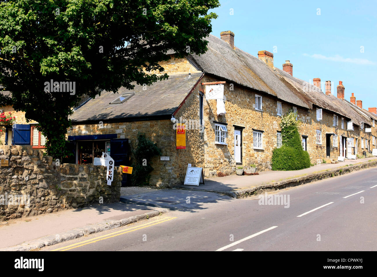 Cottages dal tetto di paglia in Abbotsbury Dorset Foto Stock