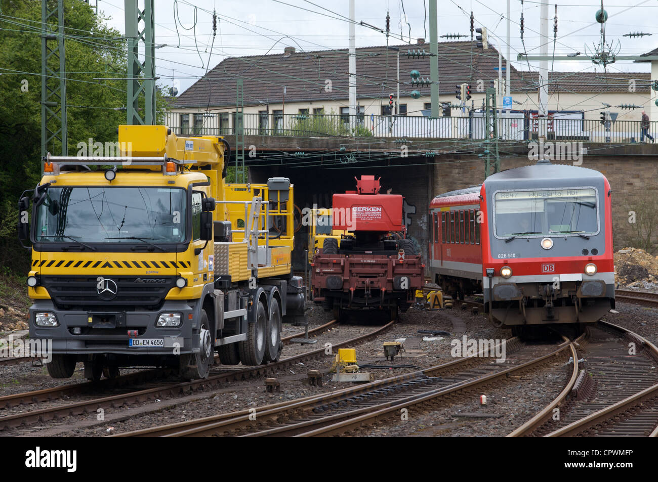 Treni passeggeri e Mercedes-Benz strada-rotaia veicolo di ingegneria, Solingen, Germania. Foto Stock