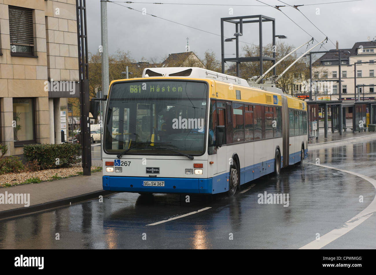 Il bus elettrico tirando fuori la stazione principale degli autobus a Solingen in Germania Foto Stock
