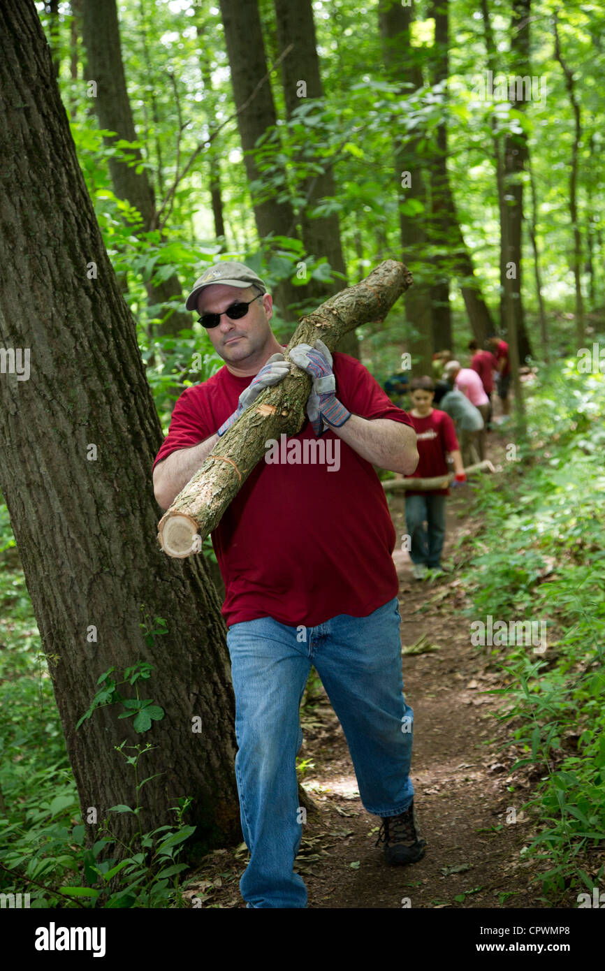 Volontari ricostruire il sentiero escursionistico in Nature Preserve Foto Stock