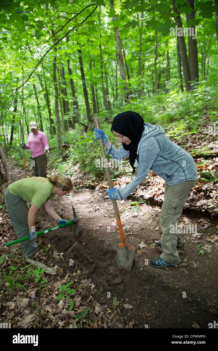 Volontari ricostruire il sentiero escursionistico in Nature Preserve Foto Stock