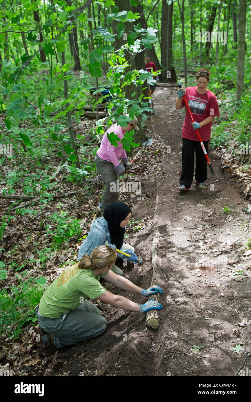 Volontari ricostruire il sentiero escursionistico in Nature Preserve Foto Stock