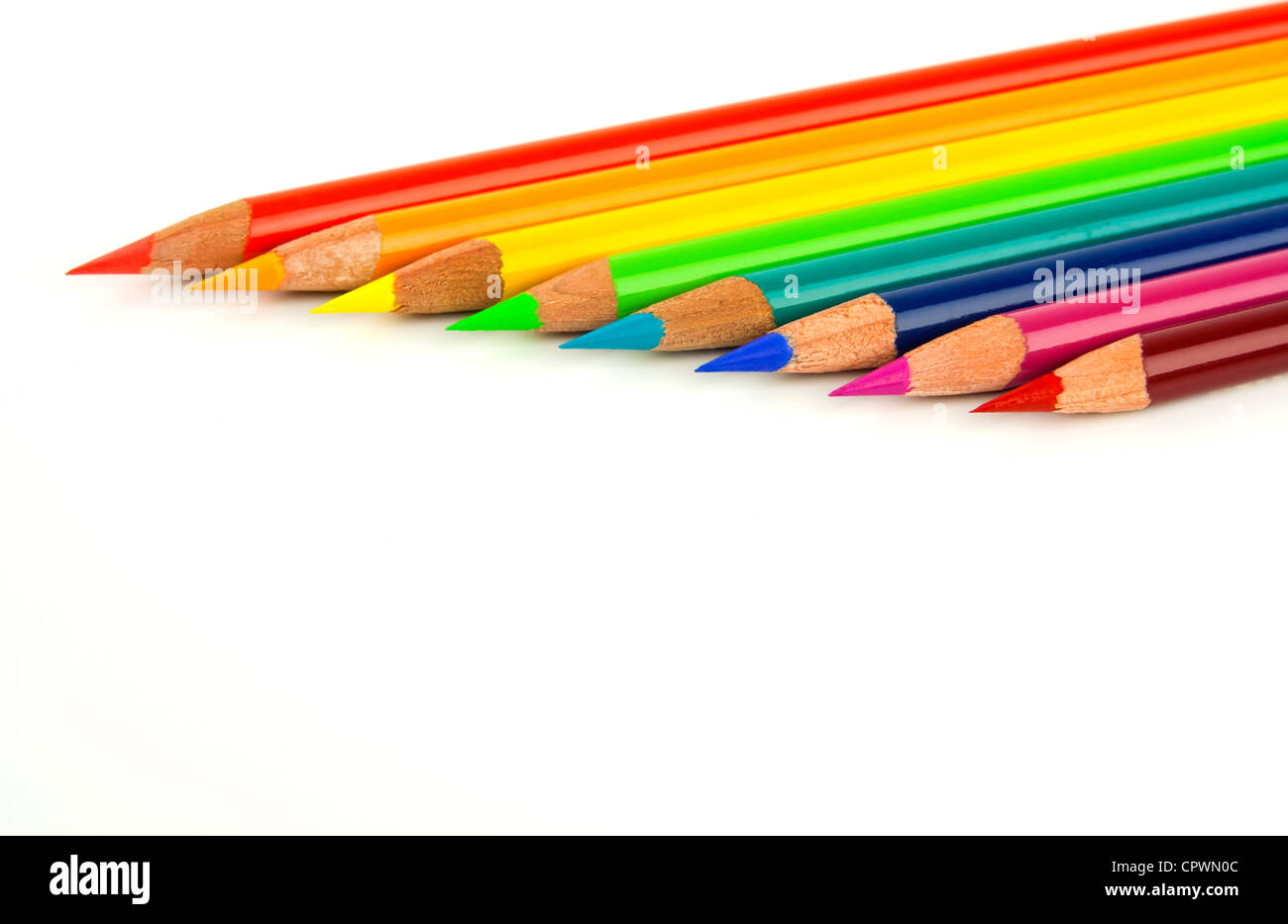 Set di rainbow multi matite colorate allineate sullo sbozzato sullo sfondo bianco con copia spazio. Foto Stock