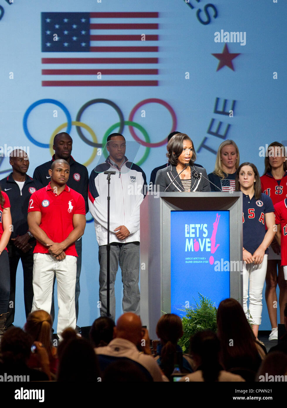 La First Lady degli Stati Uniti d'America Michelle Obama parla di media con usa atleti olimpici sul palco Foto Stock