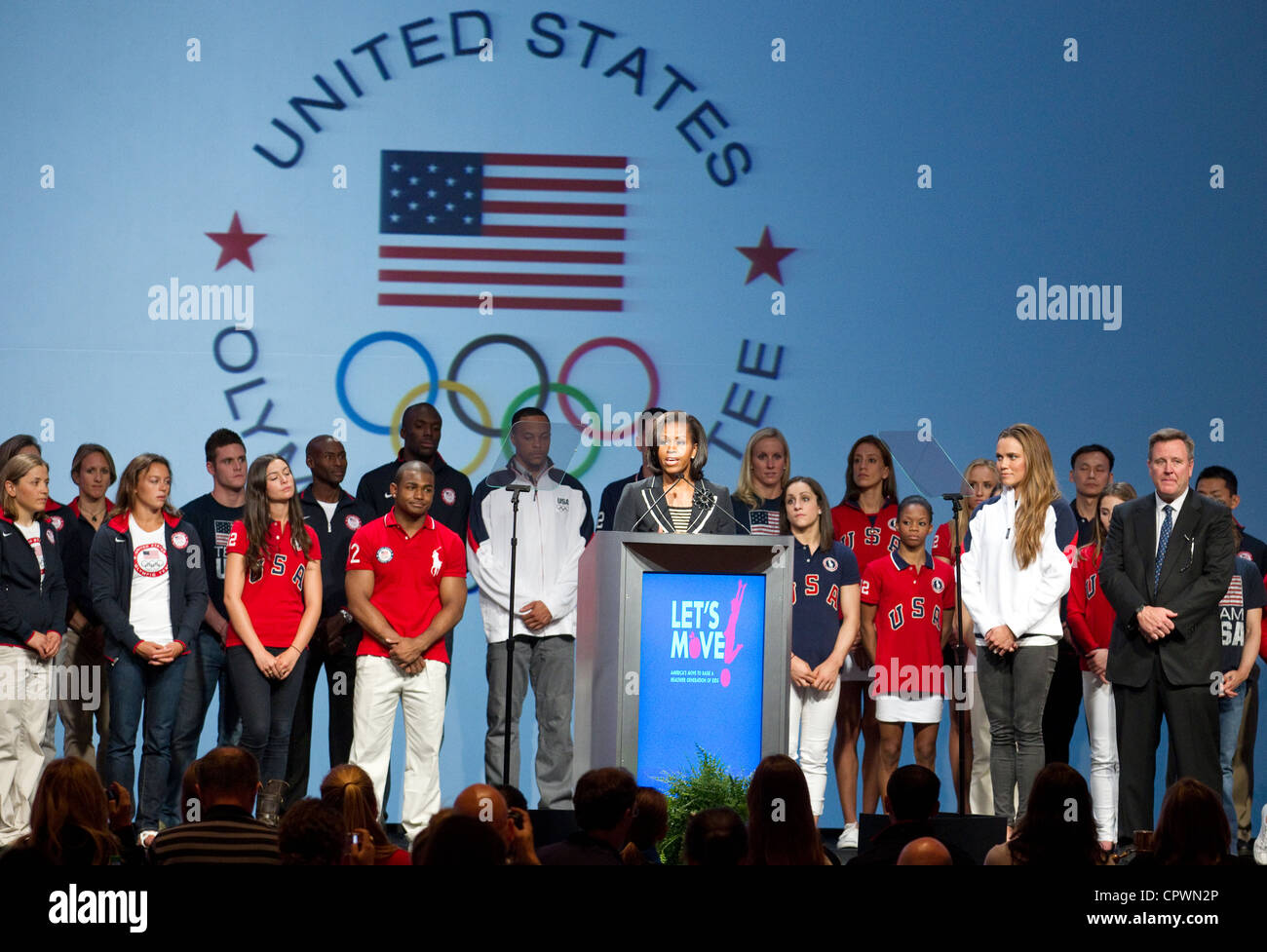 La First Lady degli Stati Uniti d'America Michelle Obama parla di media con usa atleti olimpici sul palco Foto Stock