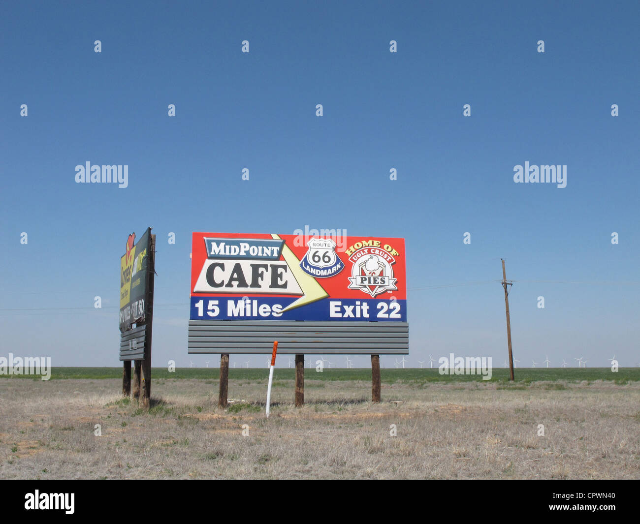 Interstate cartelloni pubblicitari Midpoint Cafe, Adrian, Texas, sulla vecchia strada 66. Foto Stock
