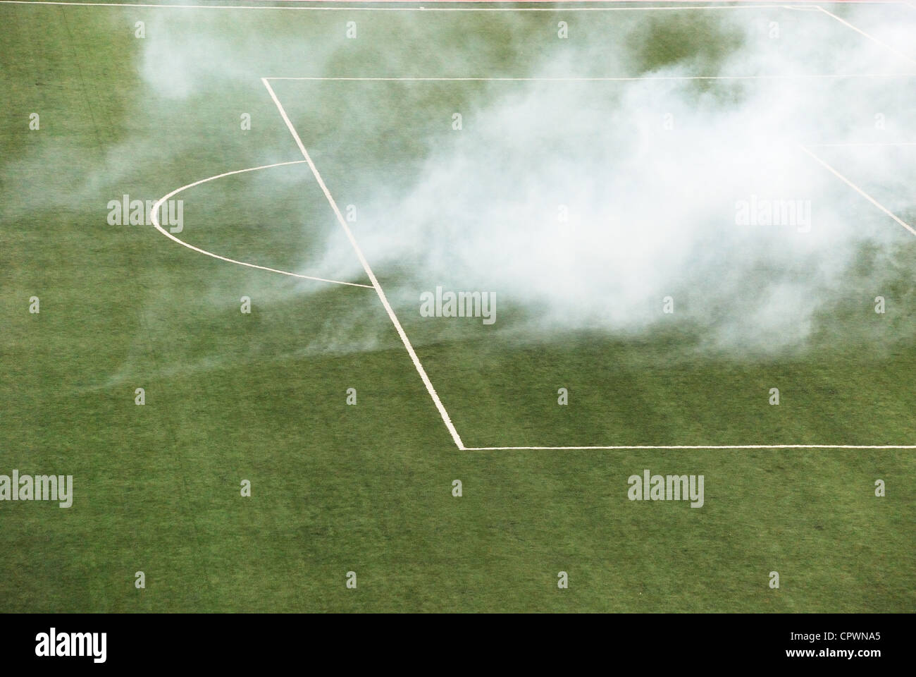 Il fumo sul campo di calcio in area di rigore Foto Stock